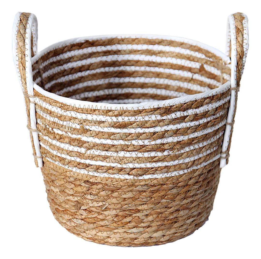 Cesto multiuso de fibra natural com alça.